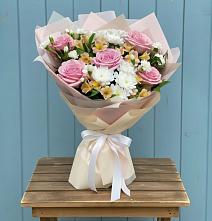 Букет цветов из:  Гвоздики, Орхидеи и Розы в Суре