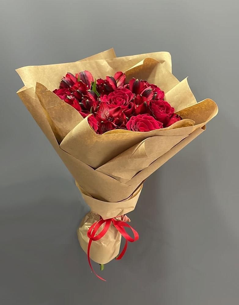 Букет цветов из: Альстромерии и Розы в Суре