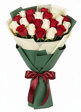 Букет Микс из красных и белых роз в Суре