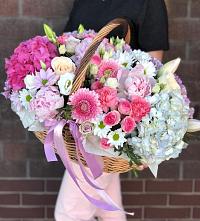 Композиция солнечный день в Суре Цветочная композиция из Розы, Хризантемы, Пионы и Лизиантусы в корзине в Суре