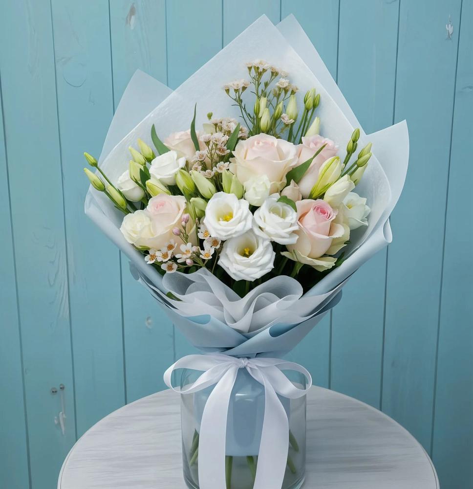 Букет цветов из: Розы и Лизиантусы в Суре