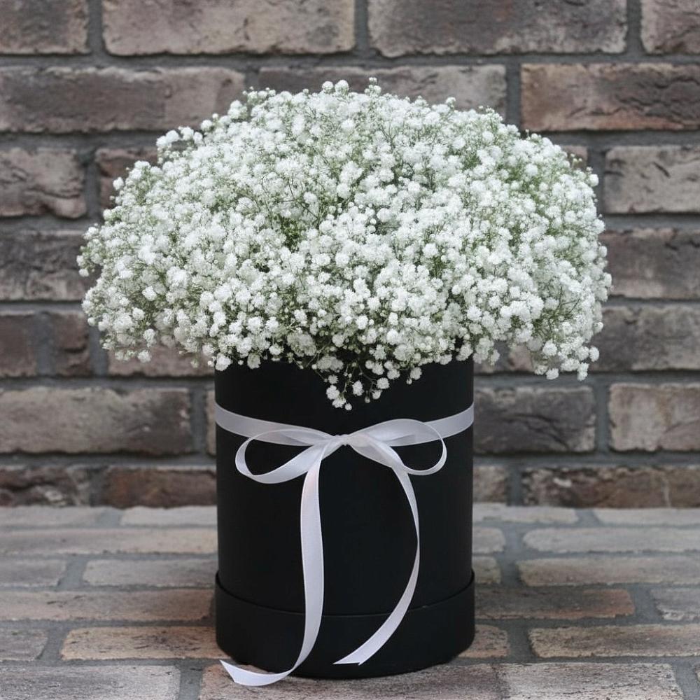 Цветочная композиция из Гипсофила в шляпной коробке в Суре