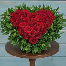 Цветочная композиция из Розы в виде сердца в Суре