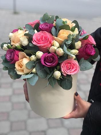 Цветочная композиция из Розы в шляпной коробке в Суре