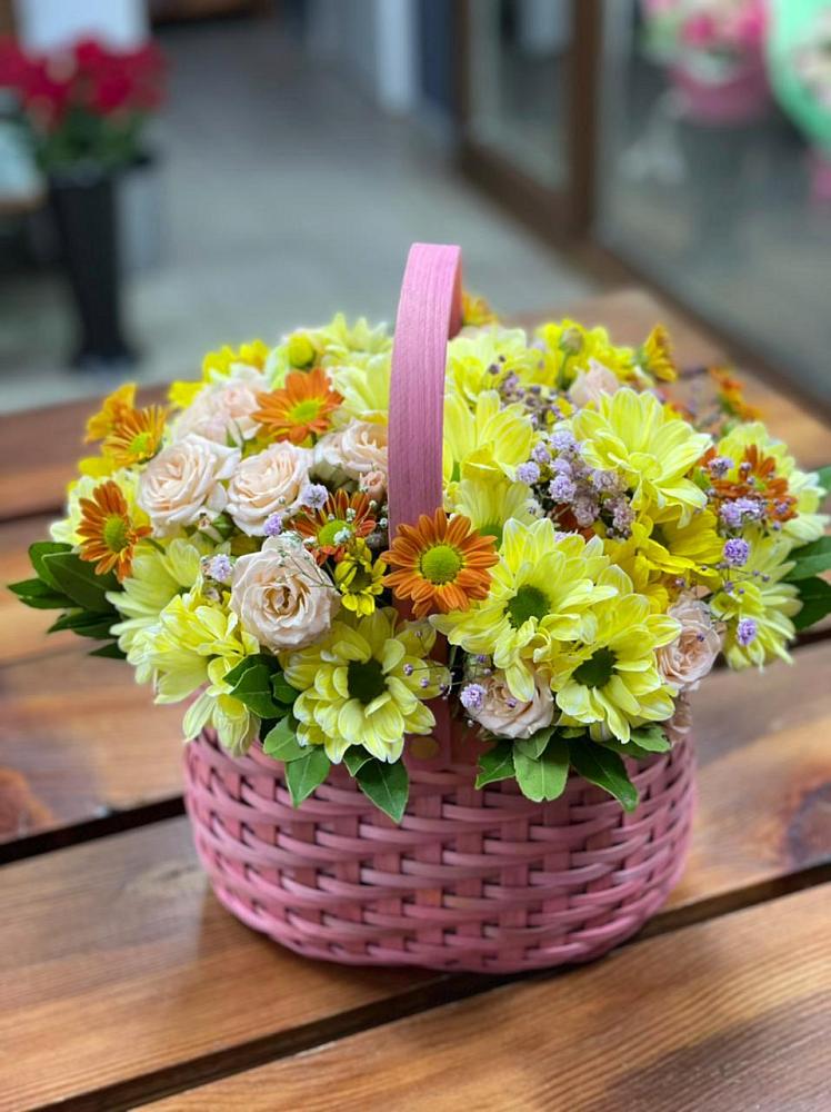 Цветочная композиция из Хризантемы и Розы в корзине в Суре