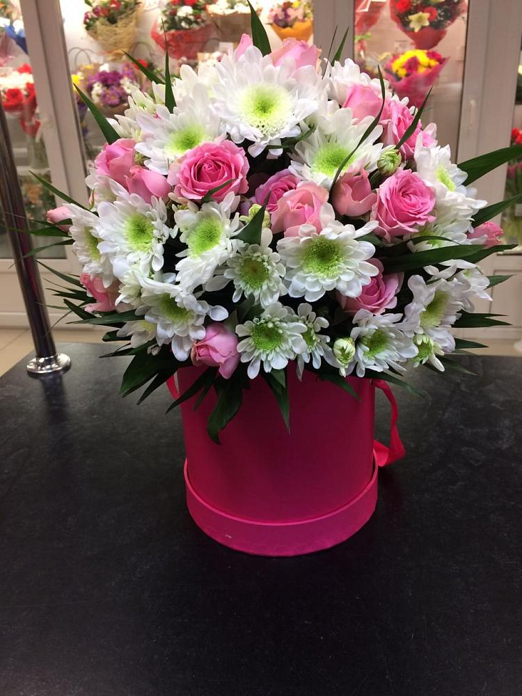 Цветочная композиция из Розы и Хризантемы в шляпной коробке в Суре