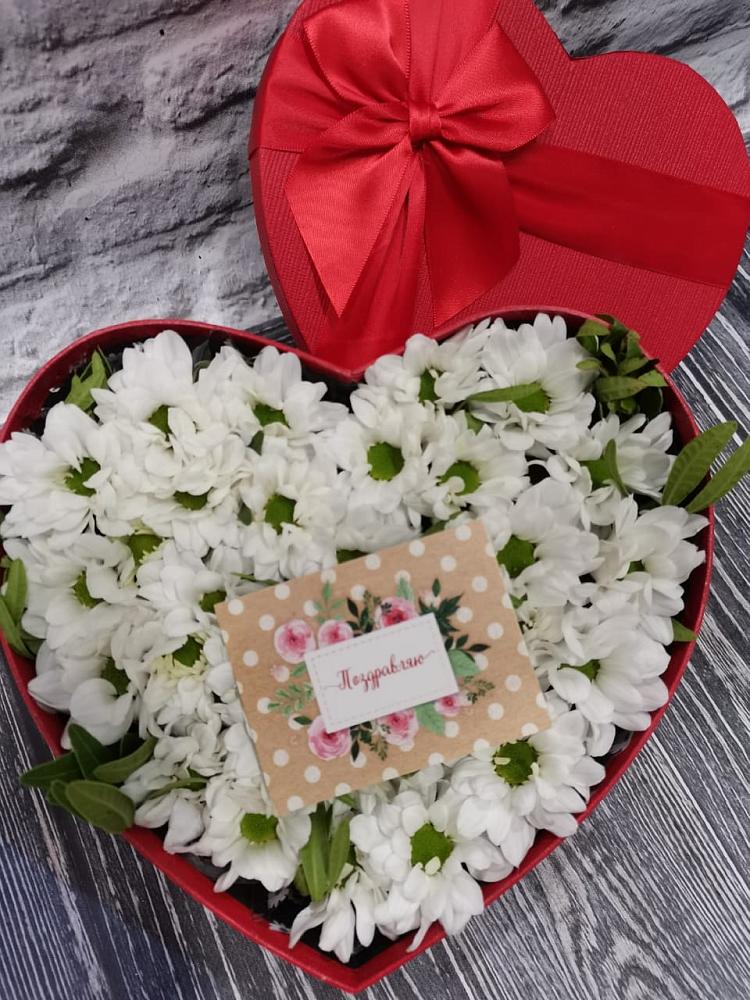 Цветочная композиция из Хризантемы в виде сердца в Суре