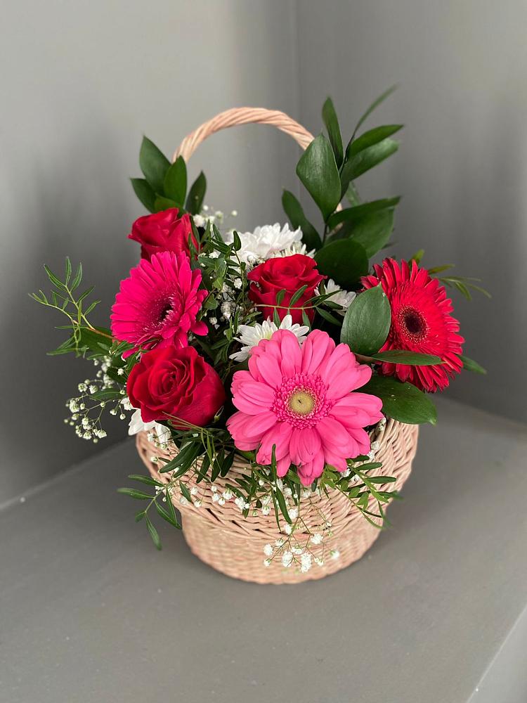 Цветочная композиция из Розы, Хризантемы и Герберы в корзине в Суре