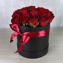 Цветочная композиция из Розы в шляпной коробке в Суре