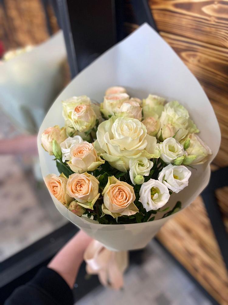 Букет цветов из: Розы и Лизиантусы в Суре